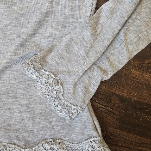EDIKTED LONG SLEEVE GRAY TOP SIZE SMALL - Picture 6 of 7